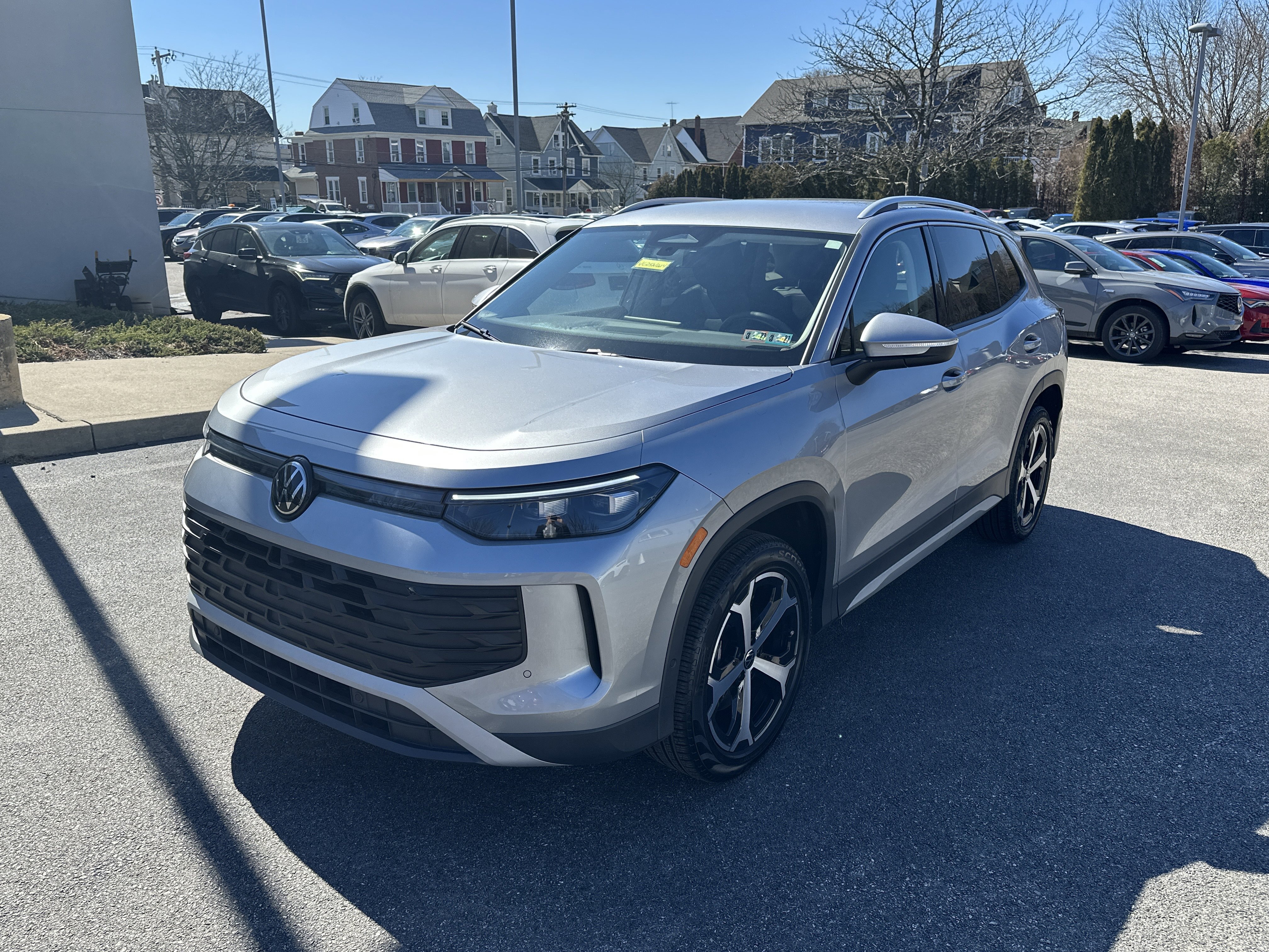 Certified 2025 Volkswagen Tiguan SE image 2