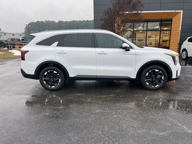 Used 2025 Kia Sorento S image 2