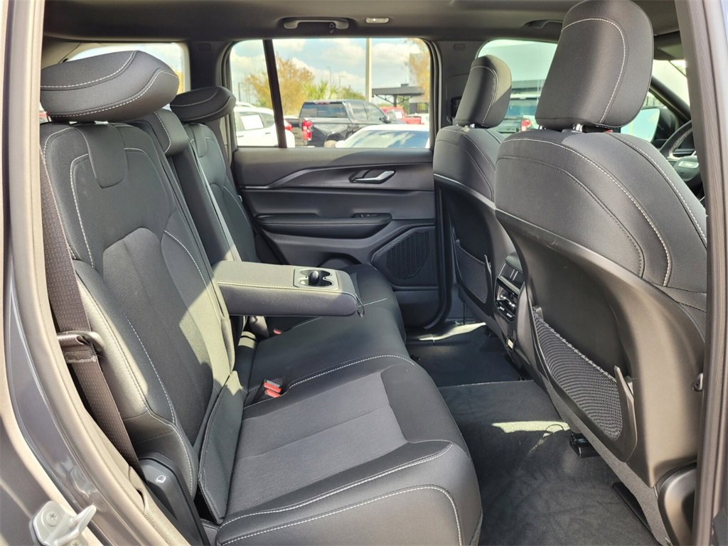 Used 2025 Jeep Grand Cherokee Laredo X w/ Luxury Tech Group I image 20