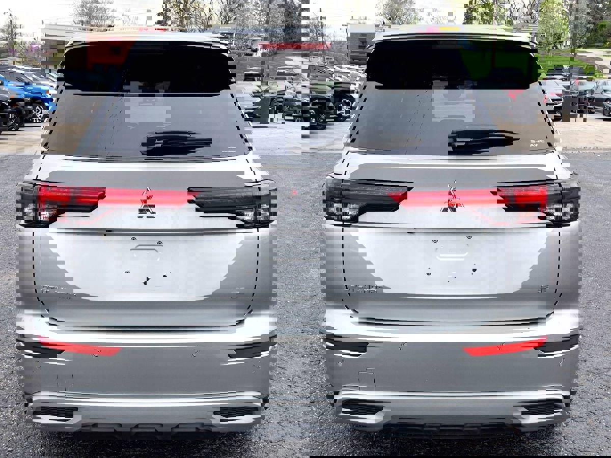 Used 2022 Mitsubishi Outlander SE image 8