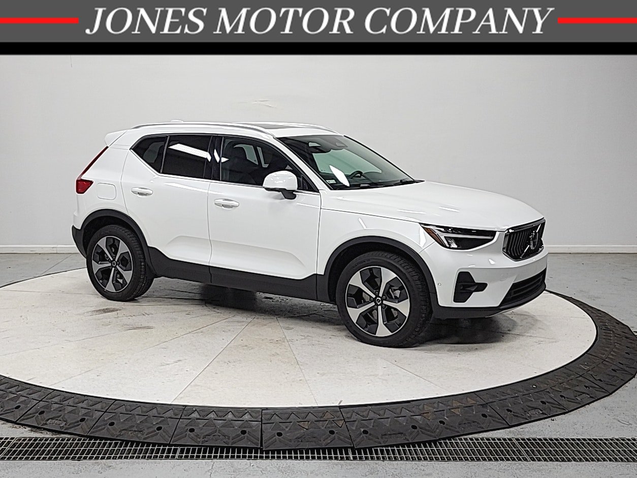 Used 2024 Volvo XC40 B5 Plus AWD/4WD image 1
