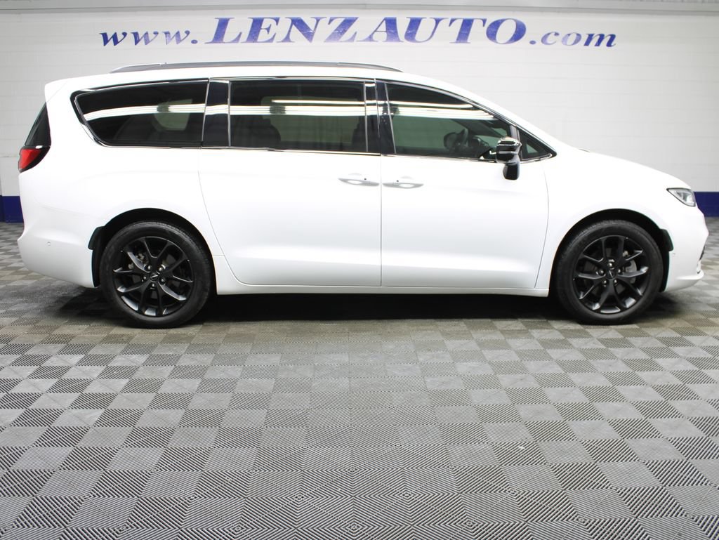 Used 2024 Chrysler Pacifica Touring-L w/ S Appearance Package AWD/4WD image 2