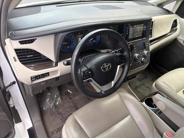 Used 2017 Toyota Sienna XLE Premium image 11