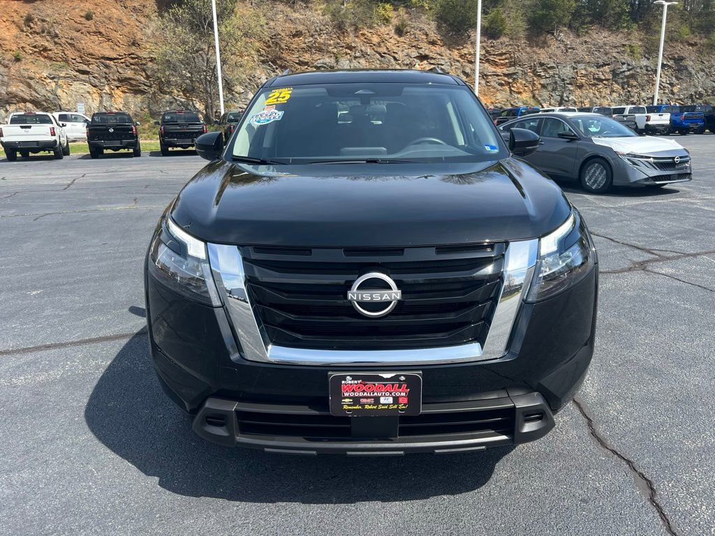 Used 2025 Nissan Pathfinder SV AWD/4WD image 2