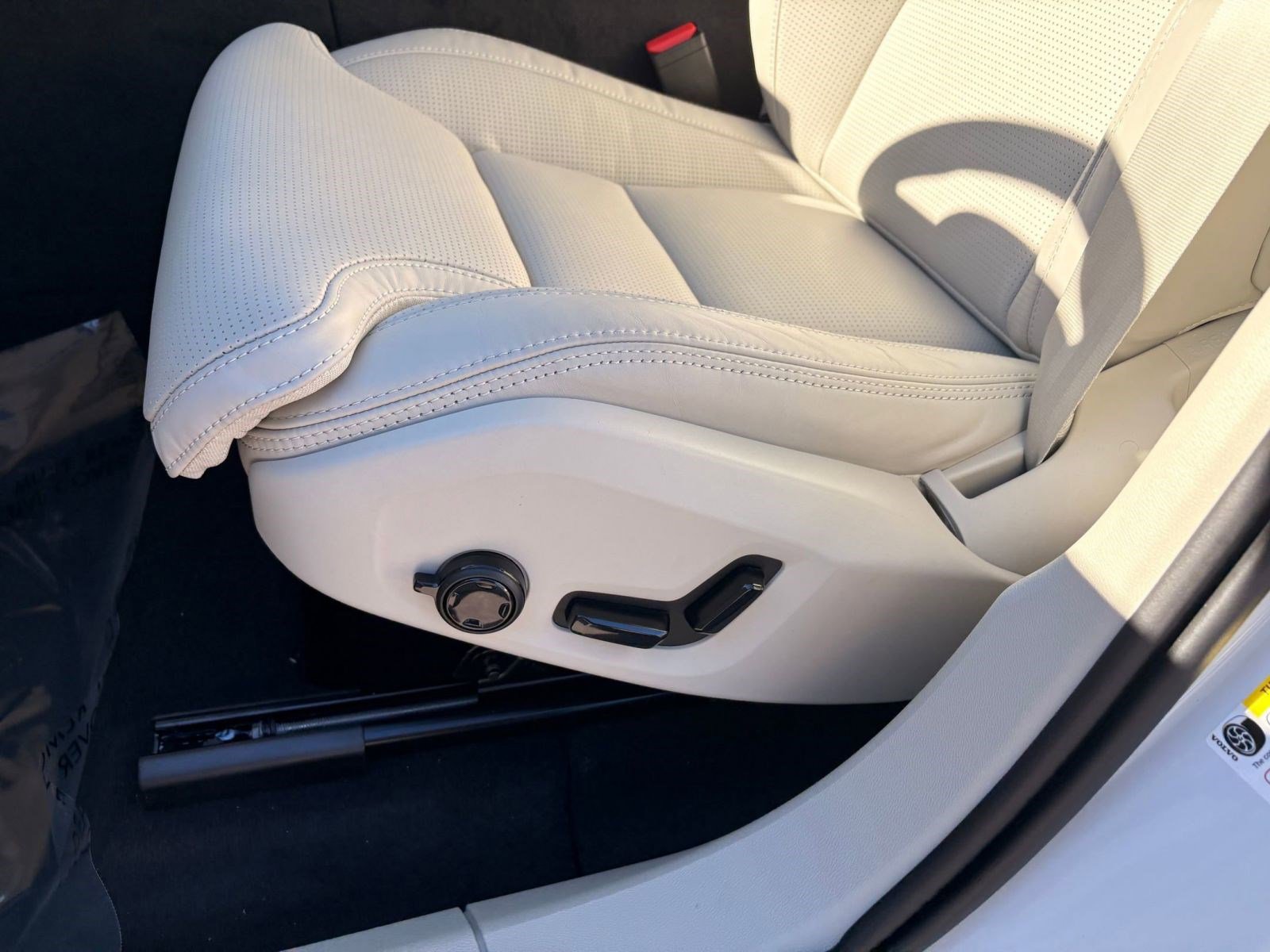 New 2026 Volvo XC60 B5 Ultra w/ Climate Package image 13