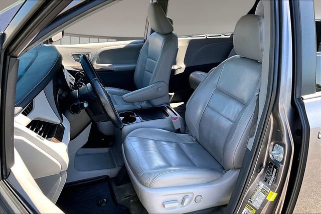 Used 2015 Toyota Sienna XLE w/ XLE Navigation Package image 19