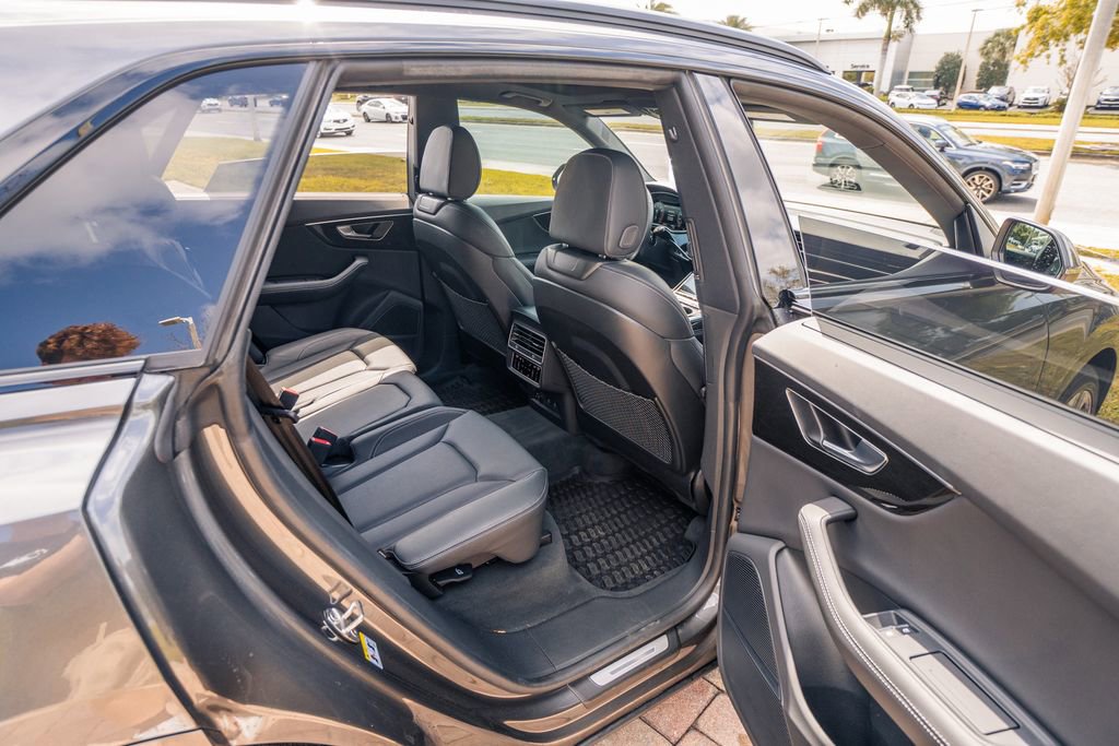 Used 2025 Audi Q8 Prestige image 40