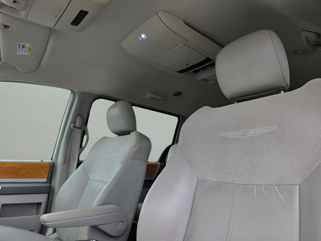 Used 2009 Chrysler Town & Country Limited w/ Entertainment Group #3 FWD image 22