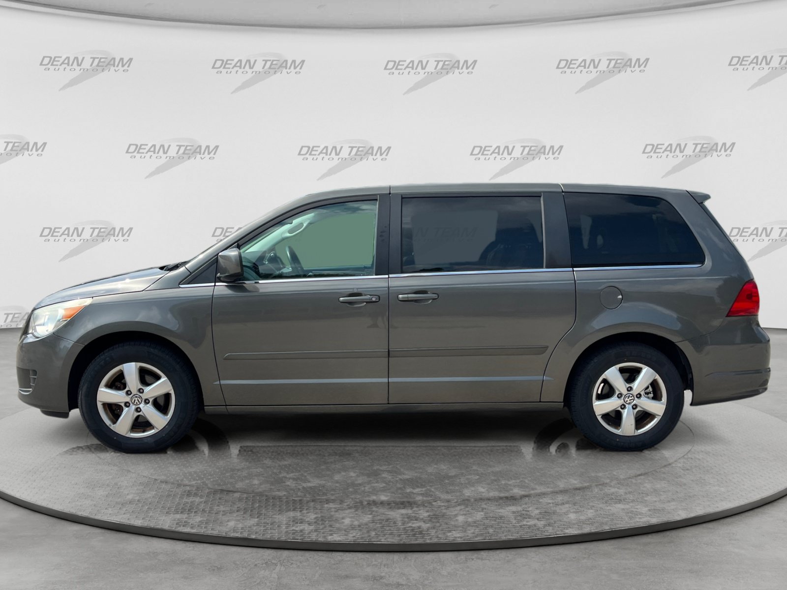 Used 2010 Volkswagen Routan SE FWD image 4