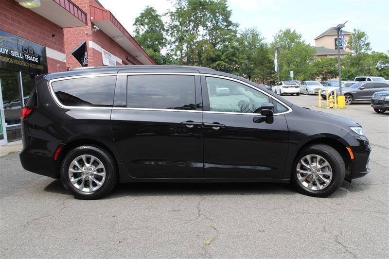 Used 2022 Chrysler Pacifica Touring-L w/ Uconnect Theater Family Group AWD/4WD image 6