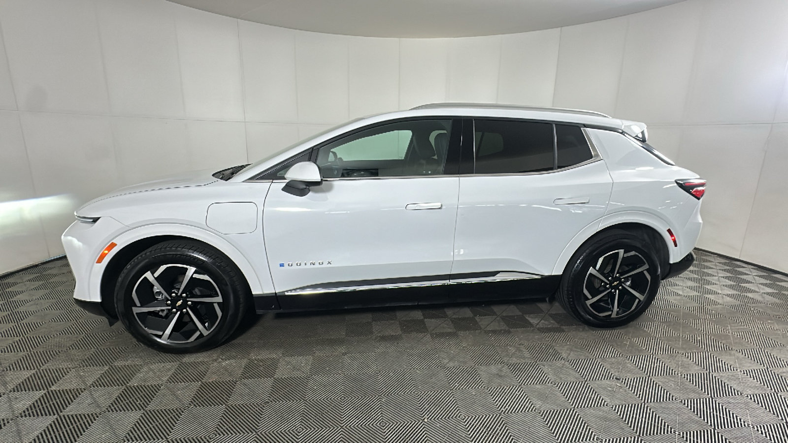 Used 2024 Chevrolet Equinox EV LT FWD image 6