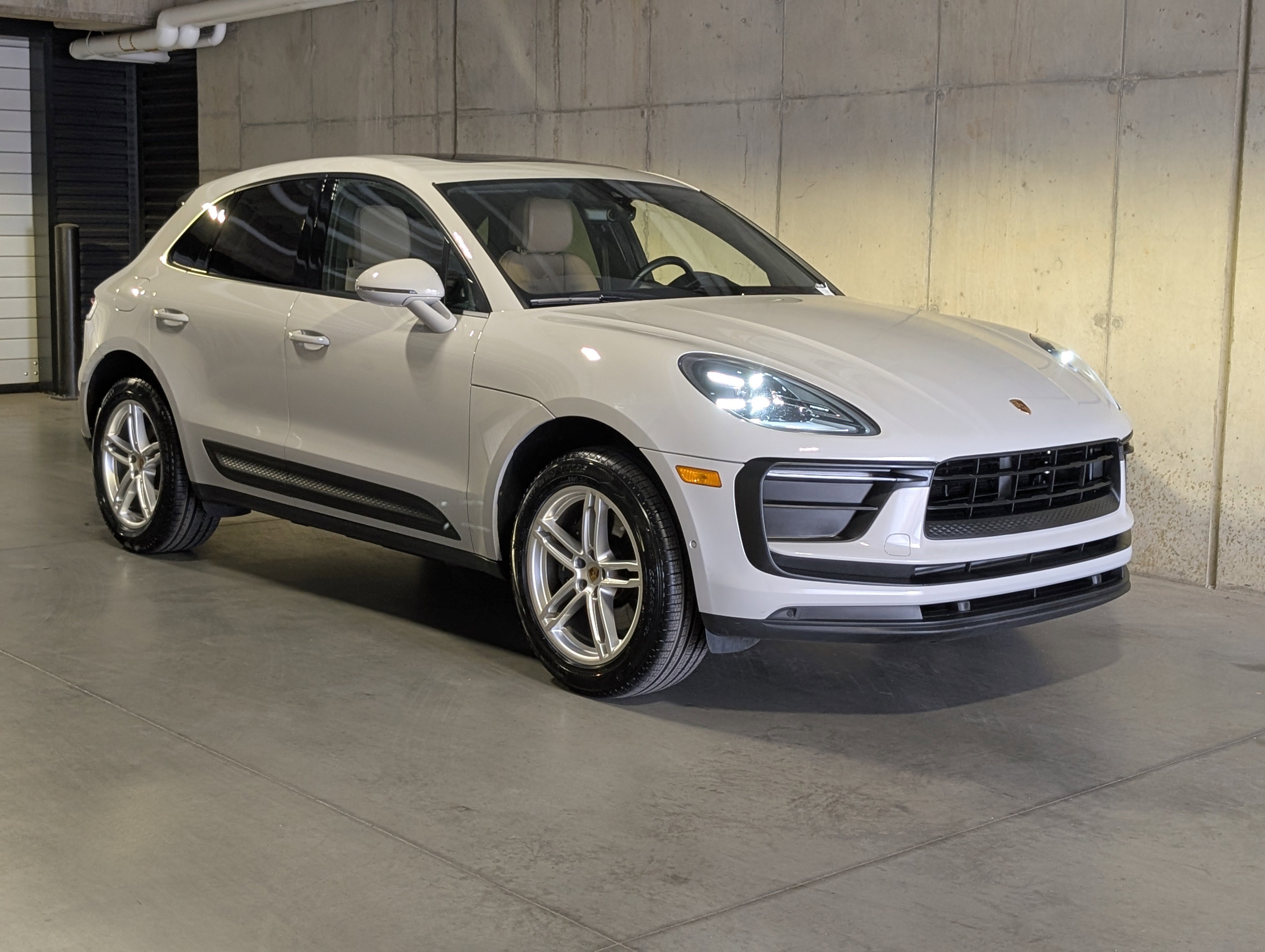 Certified 2022 Porsche Macan image 9