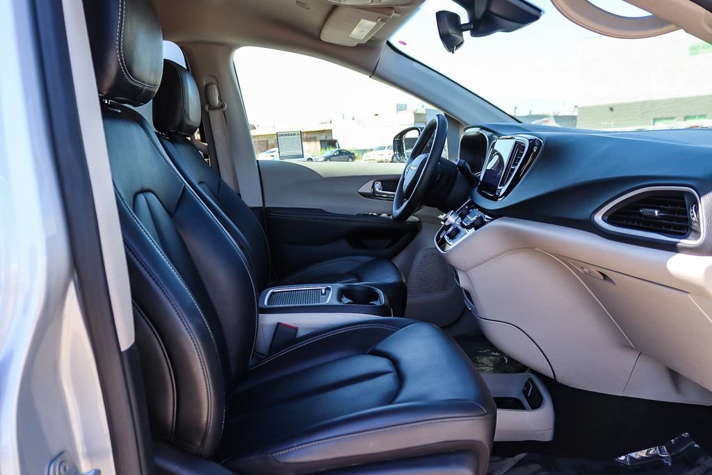 Used 2024 Chrysler Pacifica Touring-L FWD image 18