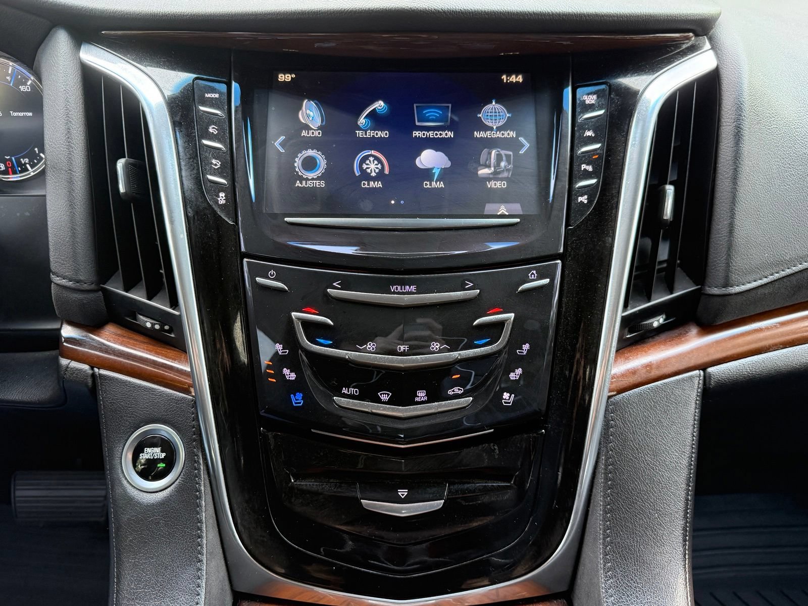 Used 2018 Cadillac Escalade Premium Luxury RWD image 30