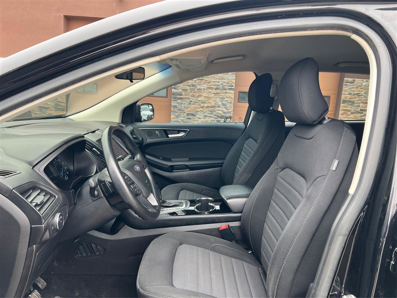 Used 2018 Ford Edge SE image 9