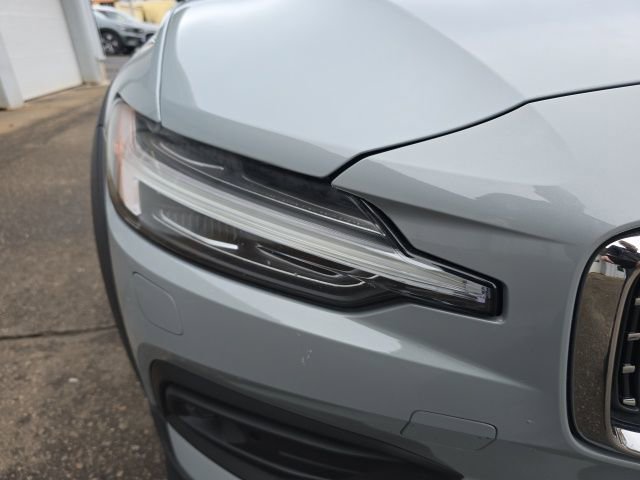 Certified 2025 Volvo V60 B5 Cross Country Plus image 13