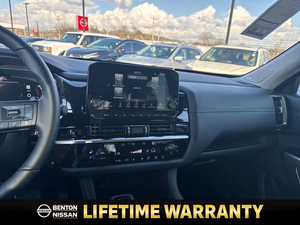 Certified 2025 Nissan Pathfinder Platinum w/ Black Appearance Package image 18