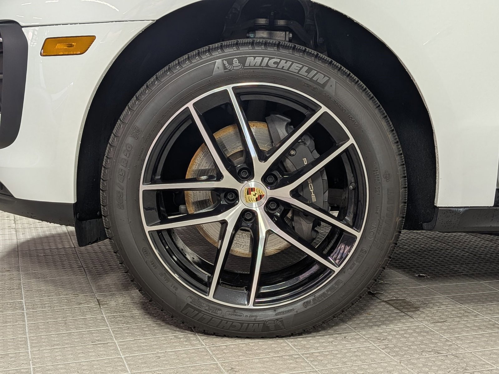 Certified 2025 Porsche Macan AWD/4WD image 28