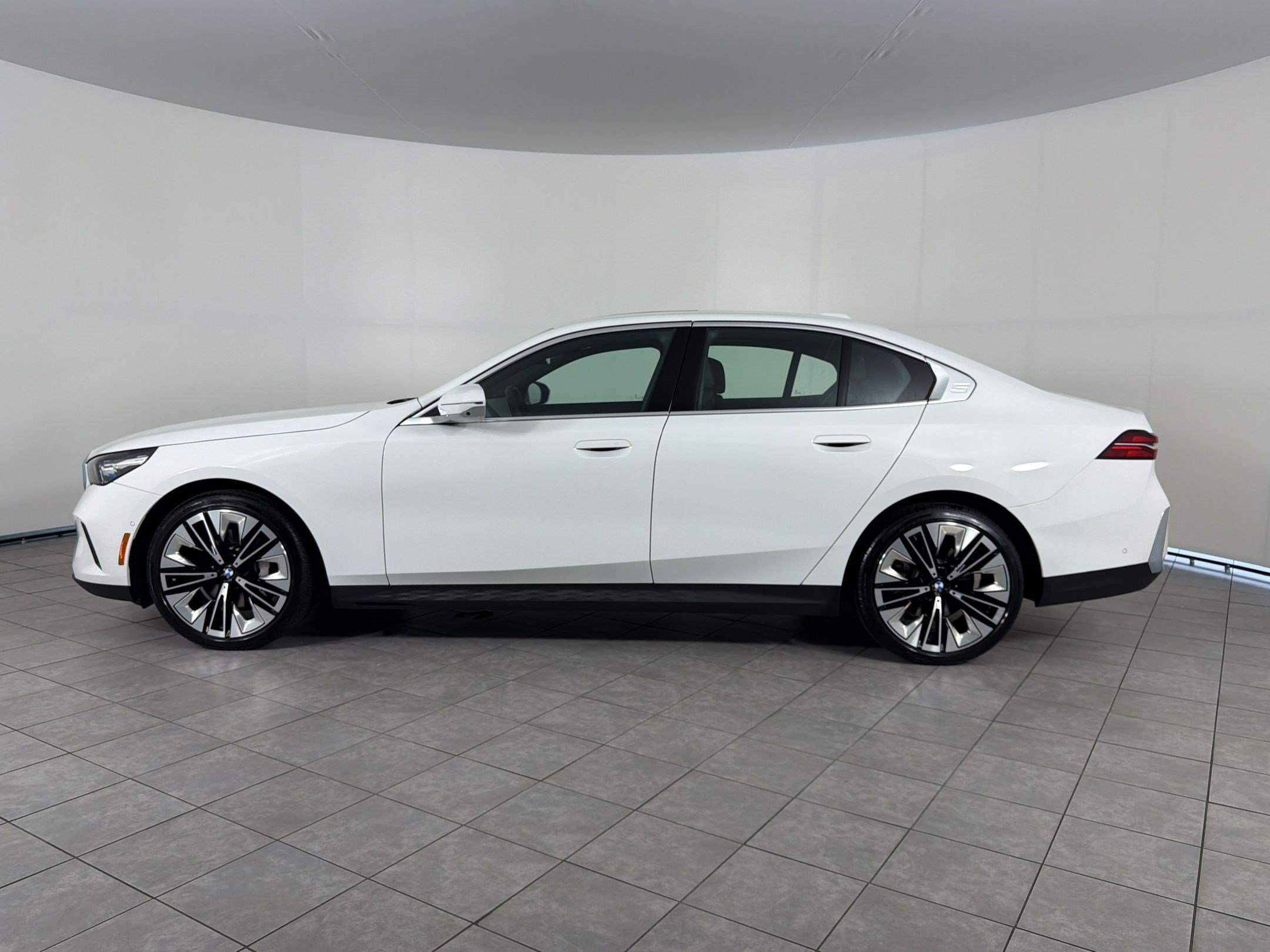 Used 2026 BMW 530i RWD image 2