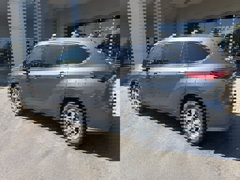 Used 2020 Toyota Highlander LE FWD image 5