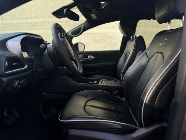 Used 2025 Chrysler Pacifica Limited image 16