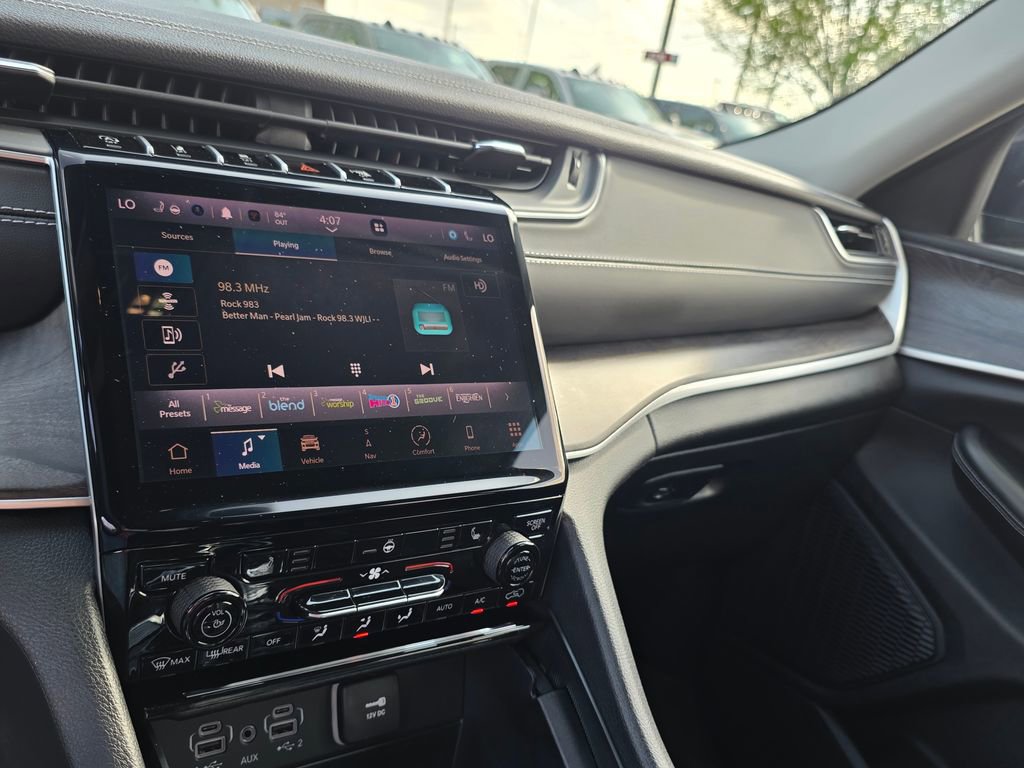 Used 2024 Jeep Grand Cherokee Limited w/ Black Appearance Package image 26