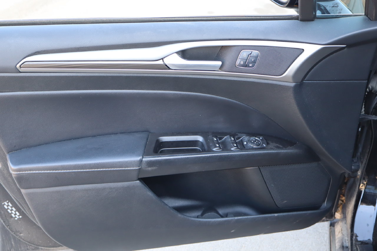 Used 2017 Ford Fusion SE w/ Fusion SE Technology Package FWD image 19