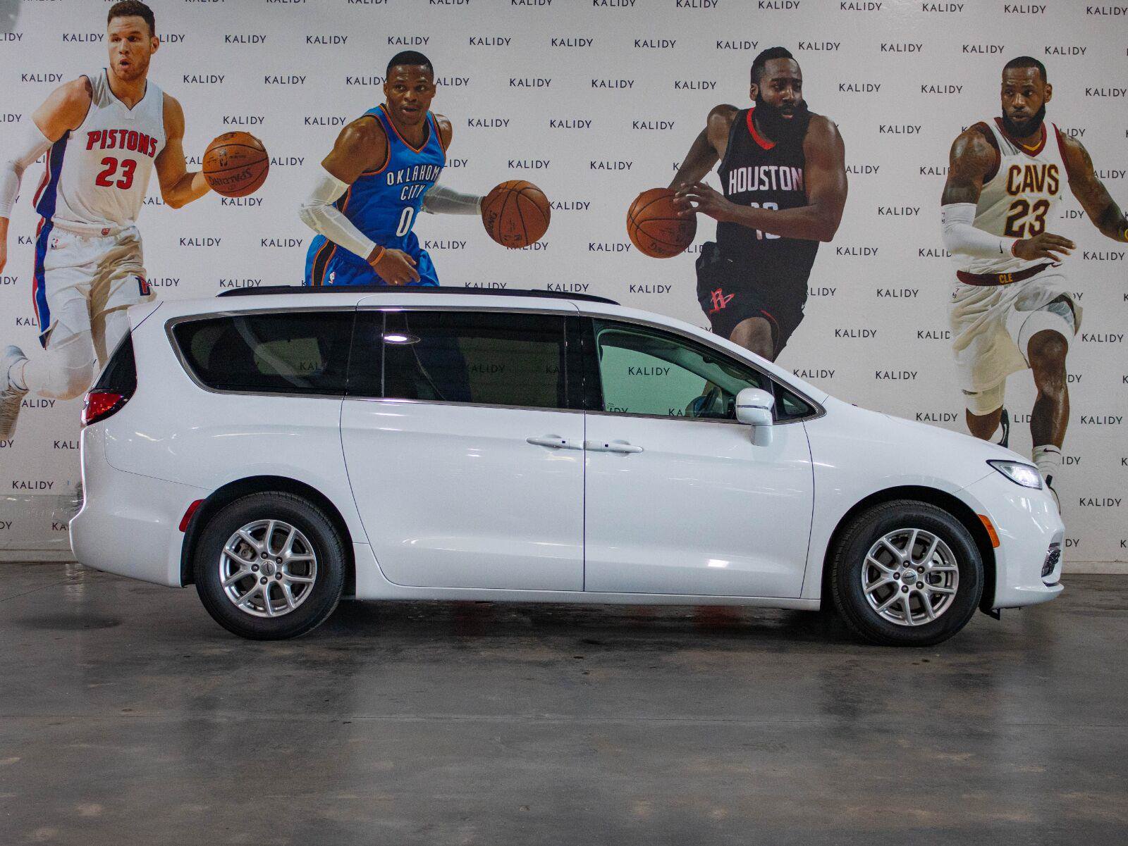 Used 2022 Chrysler Pacifica Touring-L FWD image 17