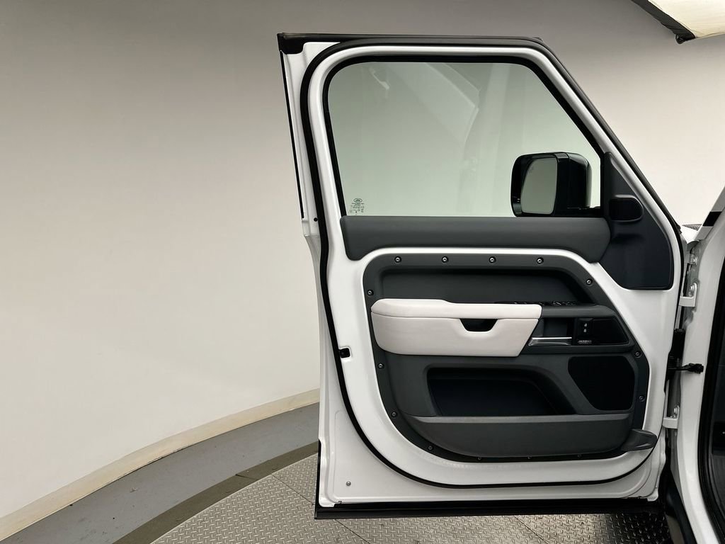 Certified 2025 Land Rover Defender 110 X-Dynamic SE image 21