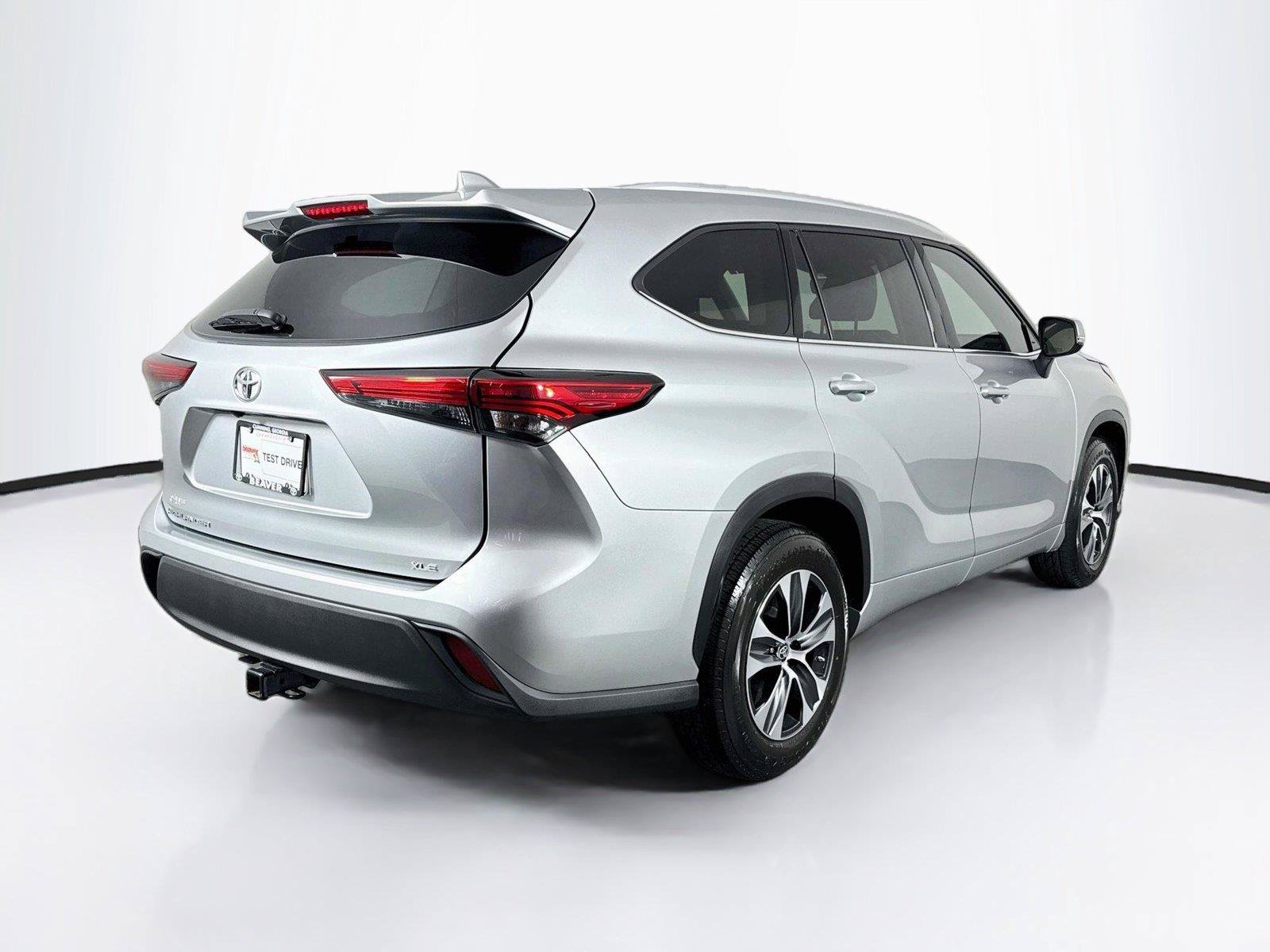 Used 2022 Toyota Highlander XLE FWD image 2