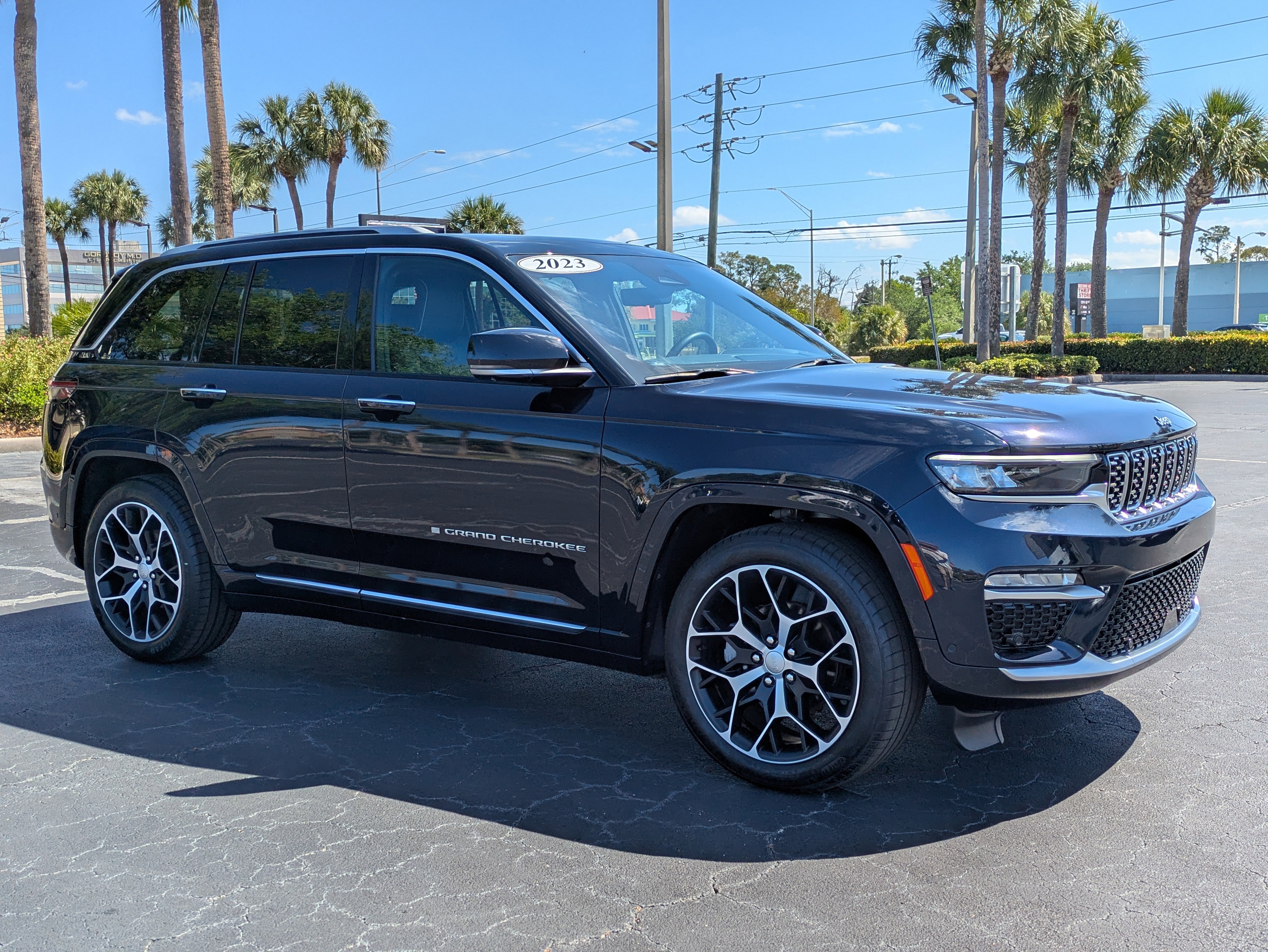 Used 2023 Jeep Grand Cherokee Summit AWD/4WD image 7