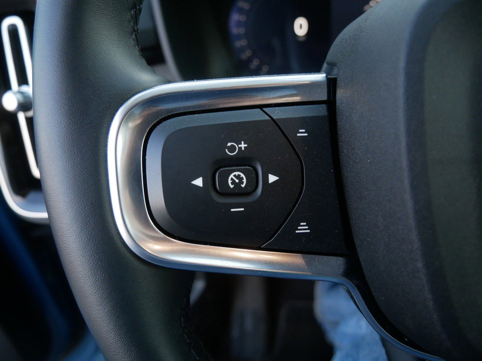 Used 2025 Volvo XC40 B5 Plus image 25