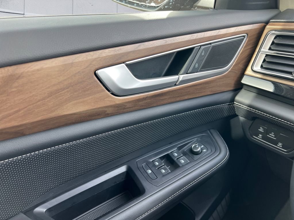 Used 2025 Volkswagen Atlas SE image 12