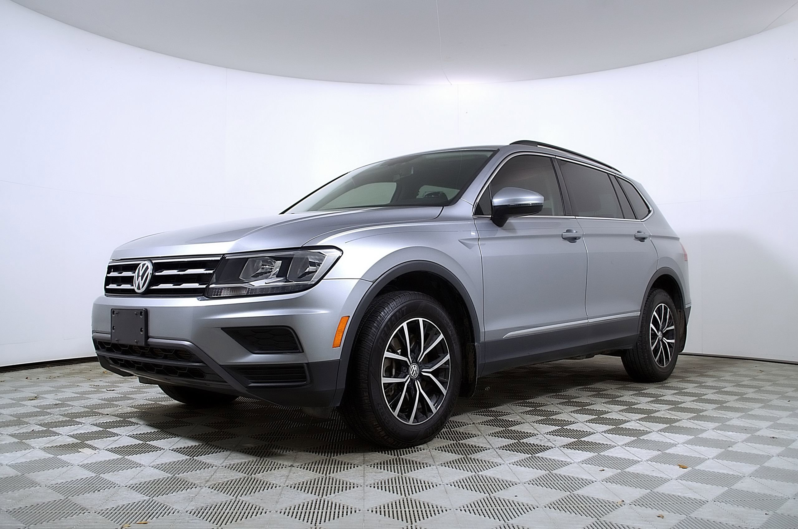 Used 2021 Volkswagen Tiguan SE FWD image 2