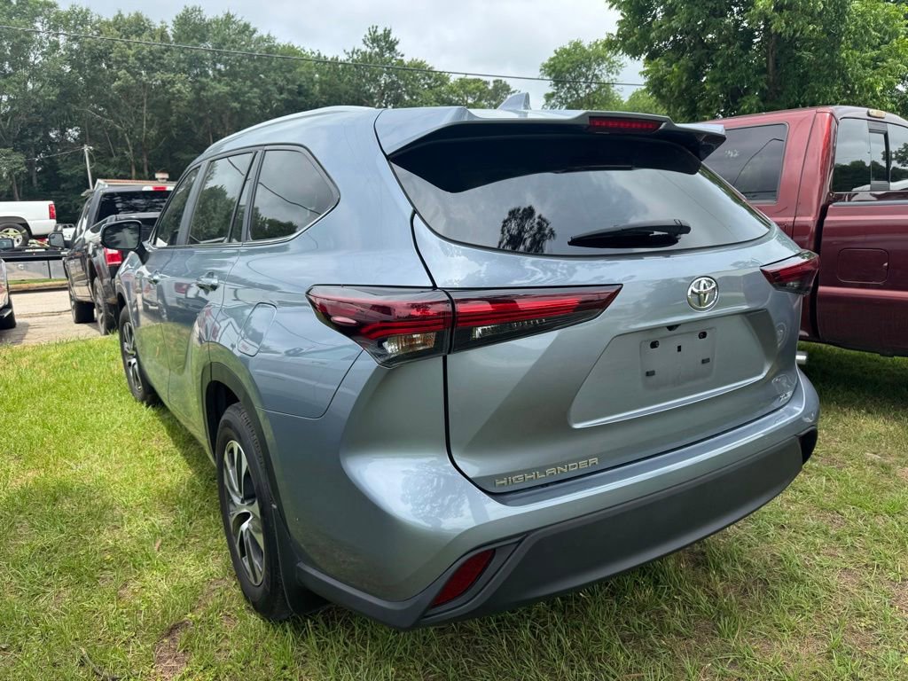 Used 2024 Toyota Highlander XLE FWD image 4