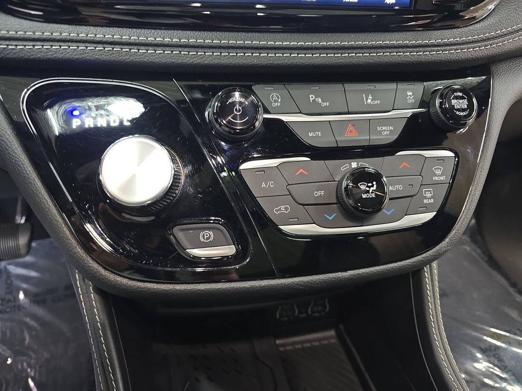 Certified 2025 Chrysler Pacifica Limited FWD image 23