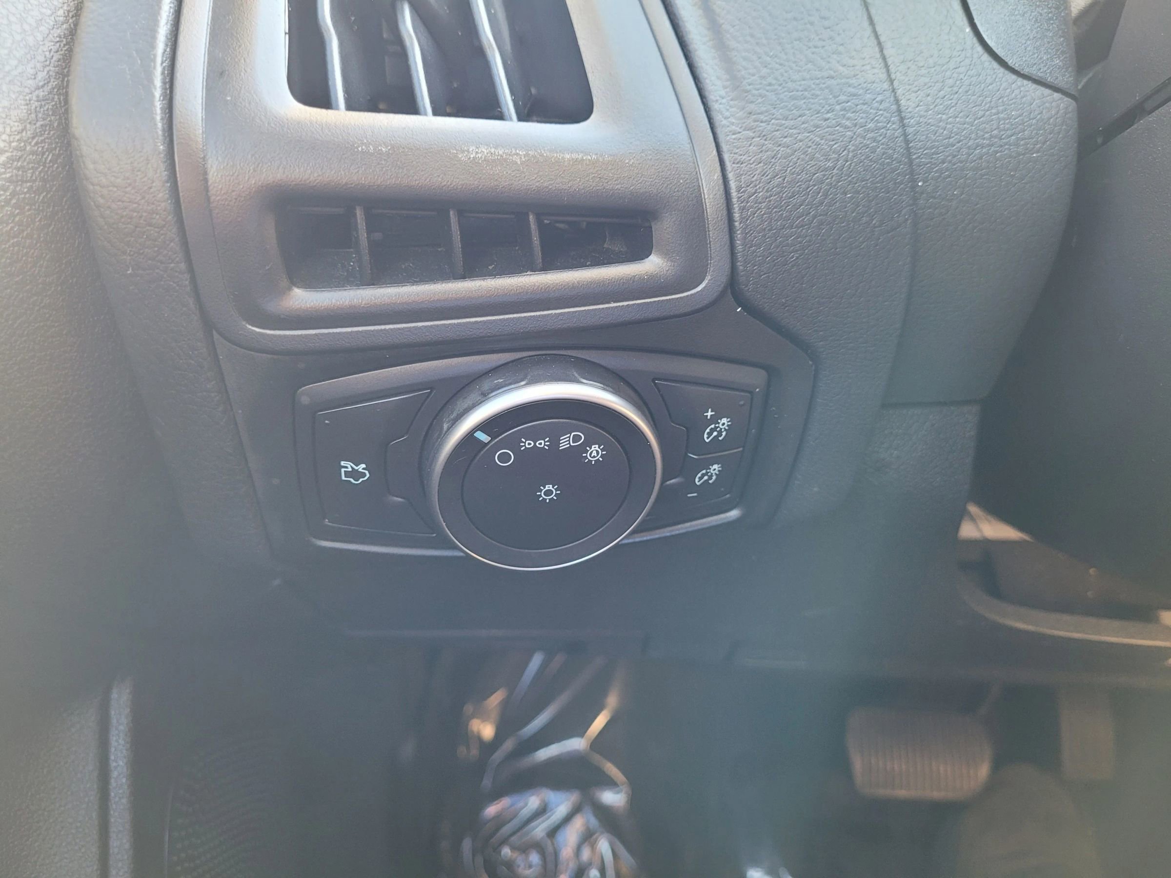 Used 2017 Ford Focus SE image 30