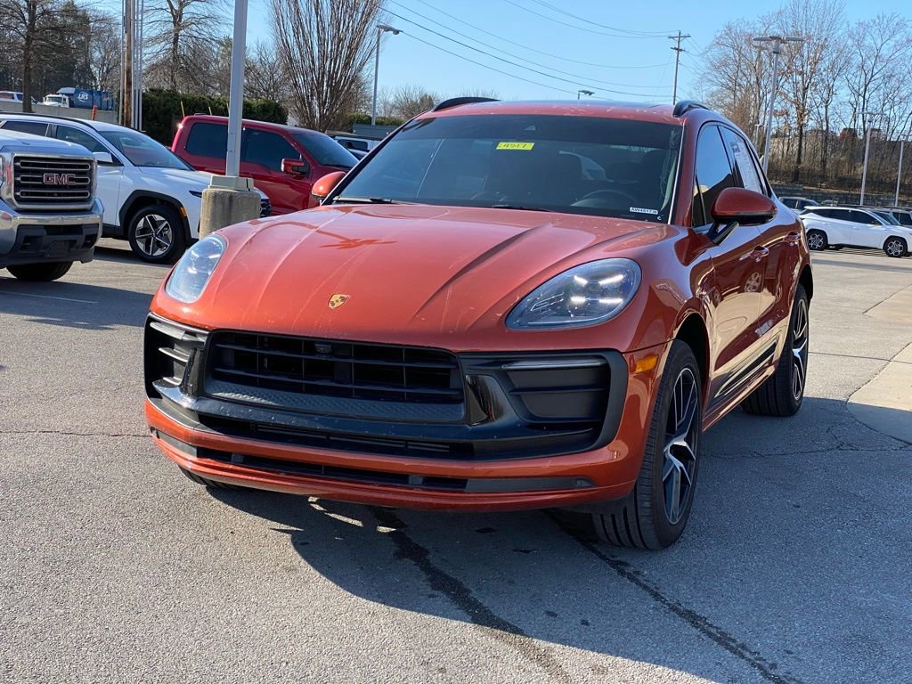 Used 2022 Porsche Macan AWD/4WD image 3