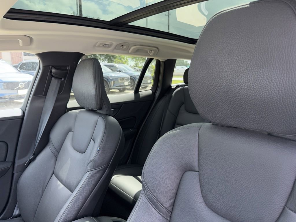 Used 2025 Volvo V60 B5 Cross Country Plus image 9