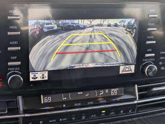 Used 2023 Toyota Sienna Limited image 18