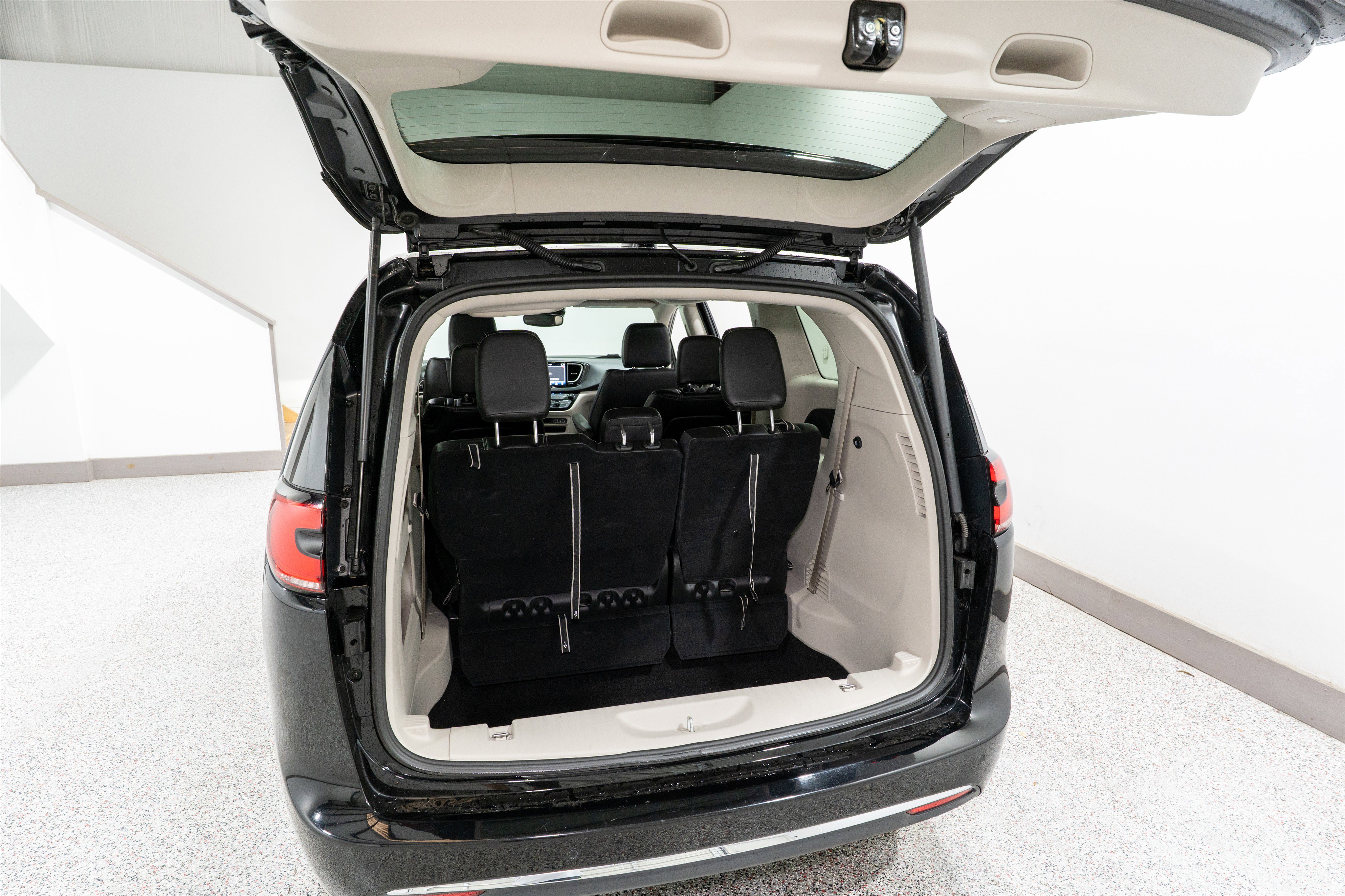 Used 2024 Chrysler Pacifica Touring-L image 33