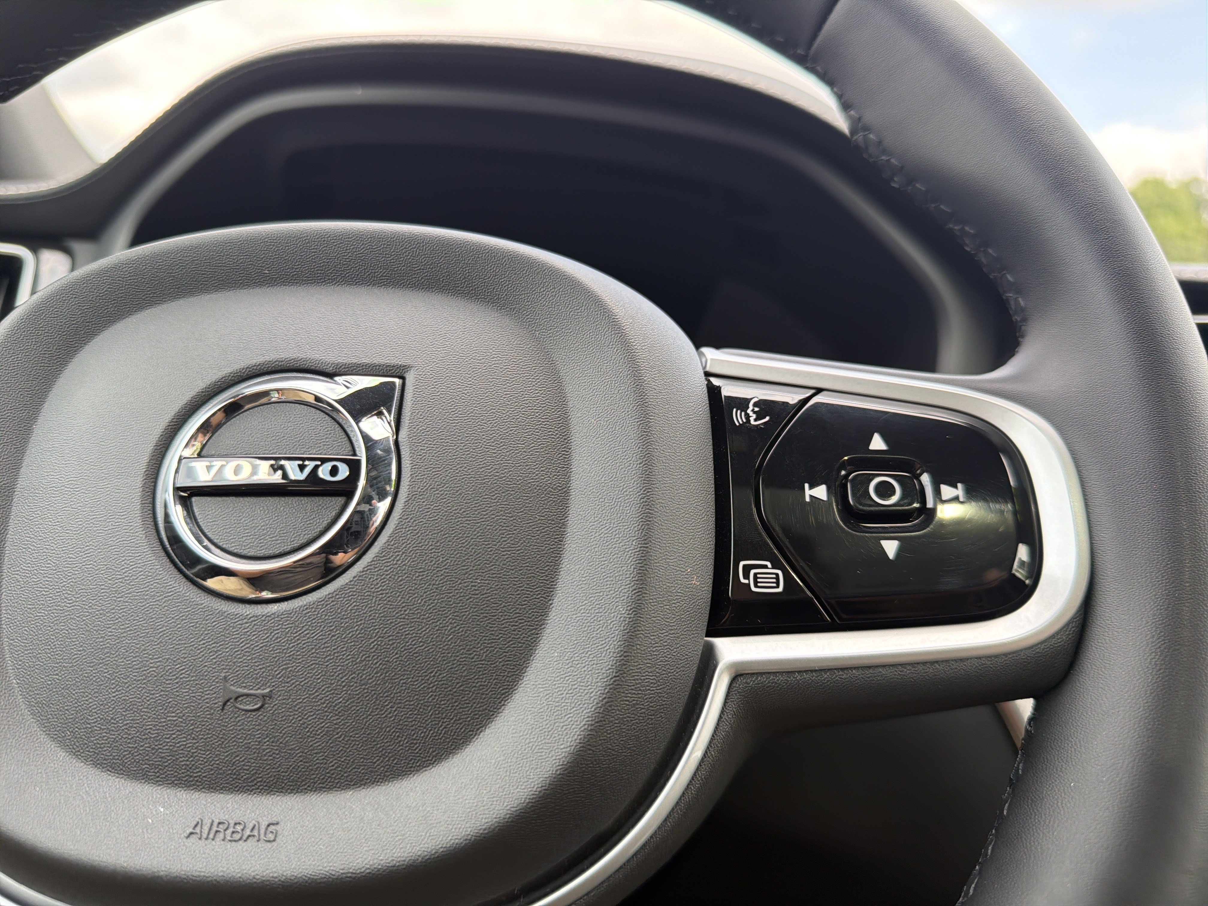 Used 2022 Volvo XC60 T8 R-Design w/ Advanced Package AWD/4WD image 9