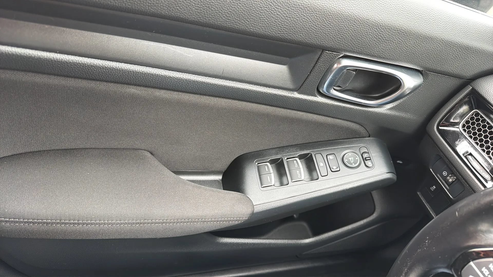 Used 2025 Honda Civic Sport image 22