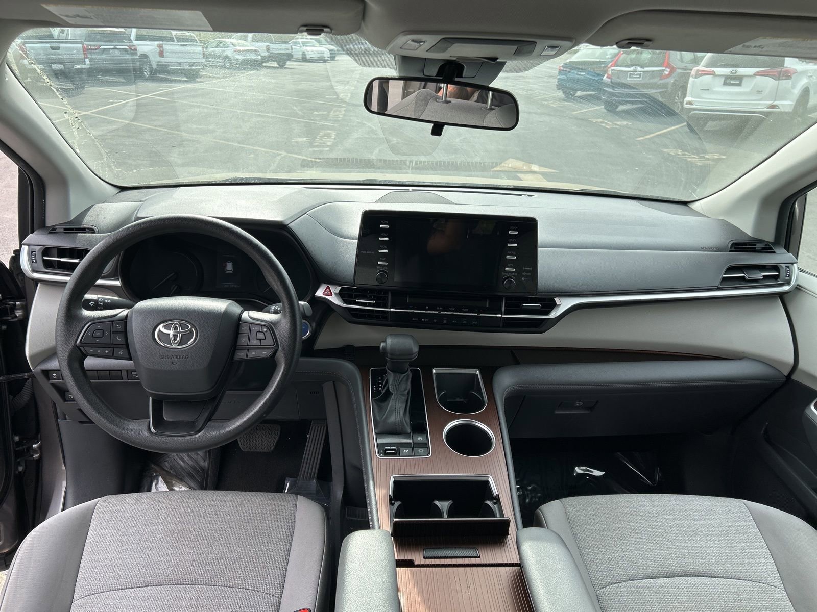 Used 2024 Toyota Sienna LE image 9