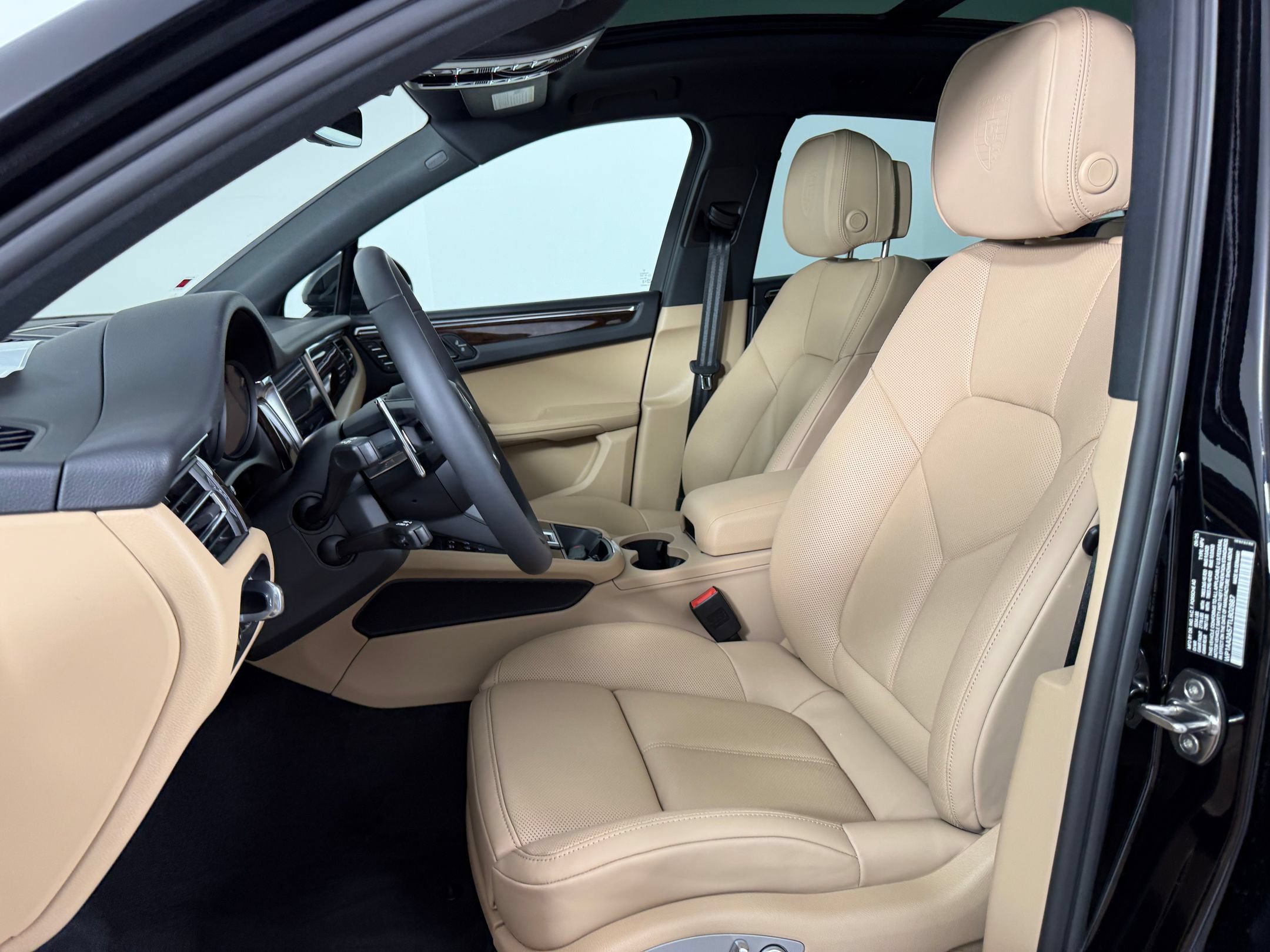 Certified 2026 Porsche Macan AWD/4WD image 5