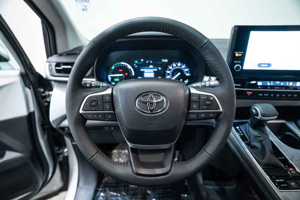 Used 2025 Toyota Sienna XLE AWD/4WD image 17