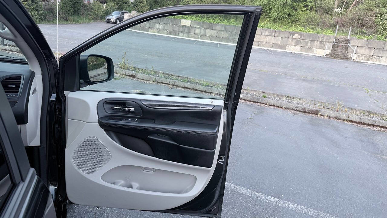 Used 2019 Dodge Grand Caravan SE FWD image 20