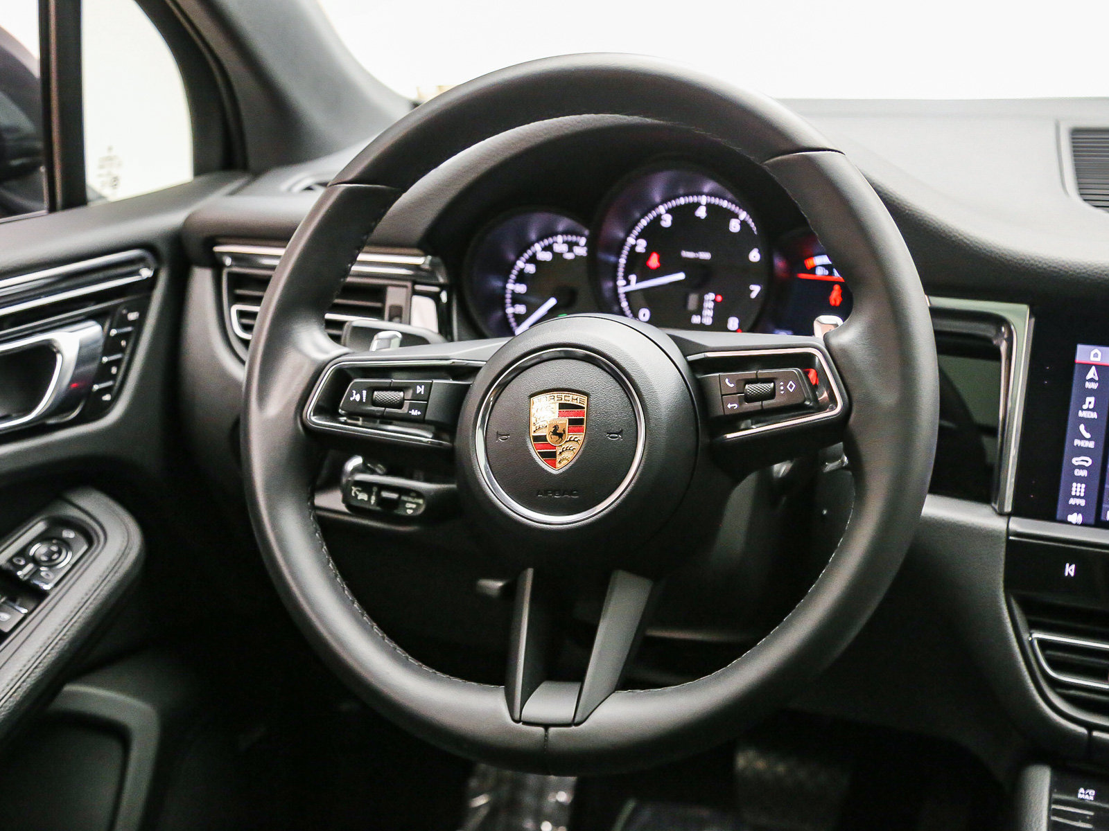 Certified 2026 Porsche Macan AWD/4WD image 19