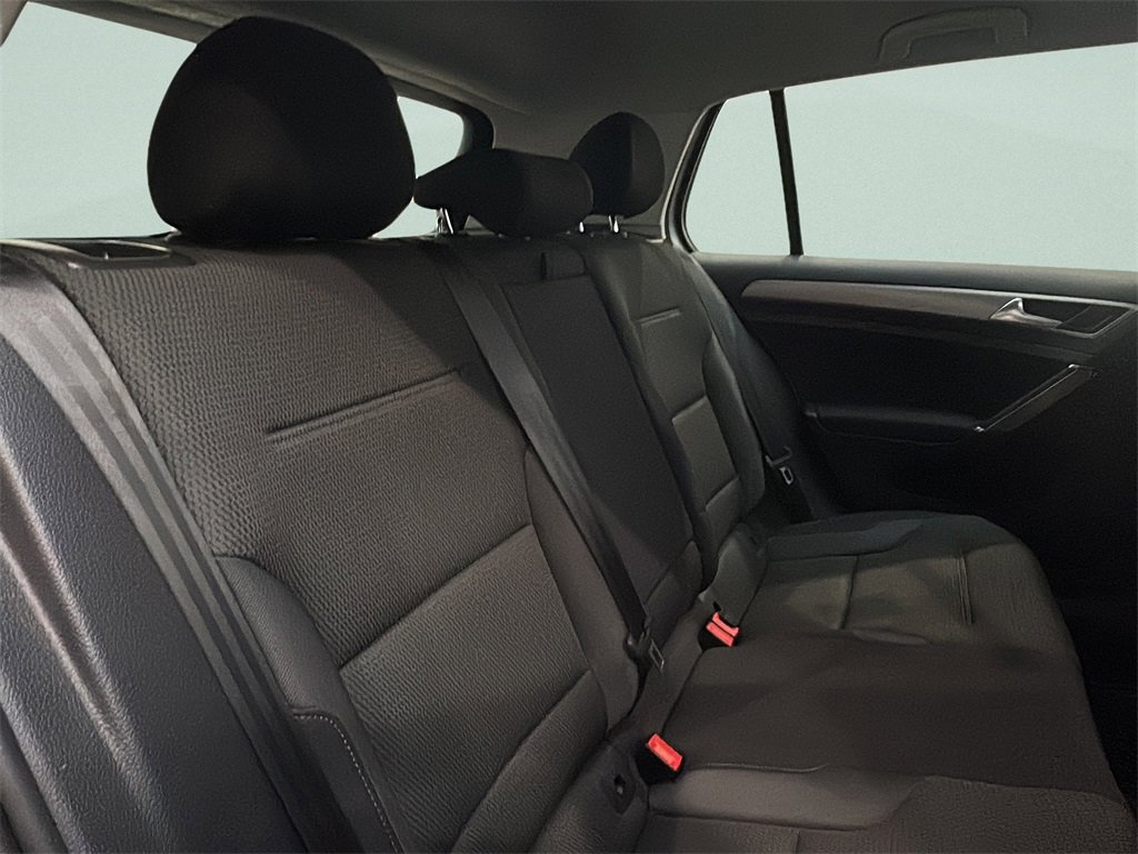 Used 2016 Volkswagen Golf S image 11