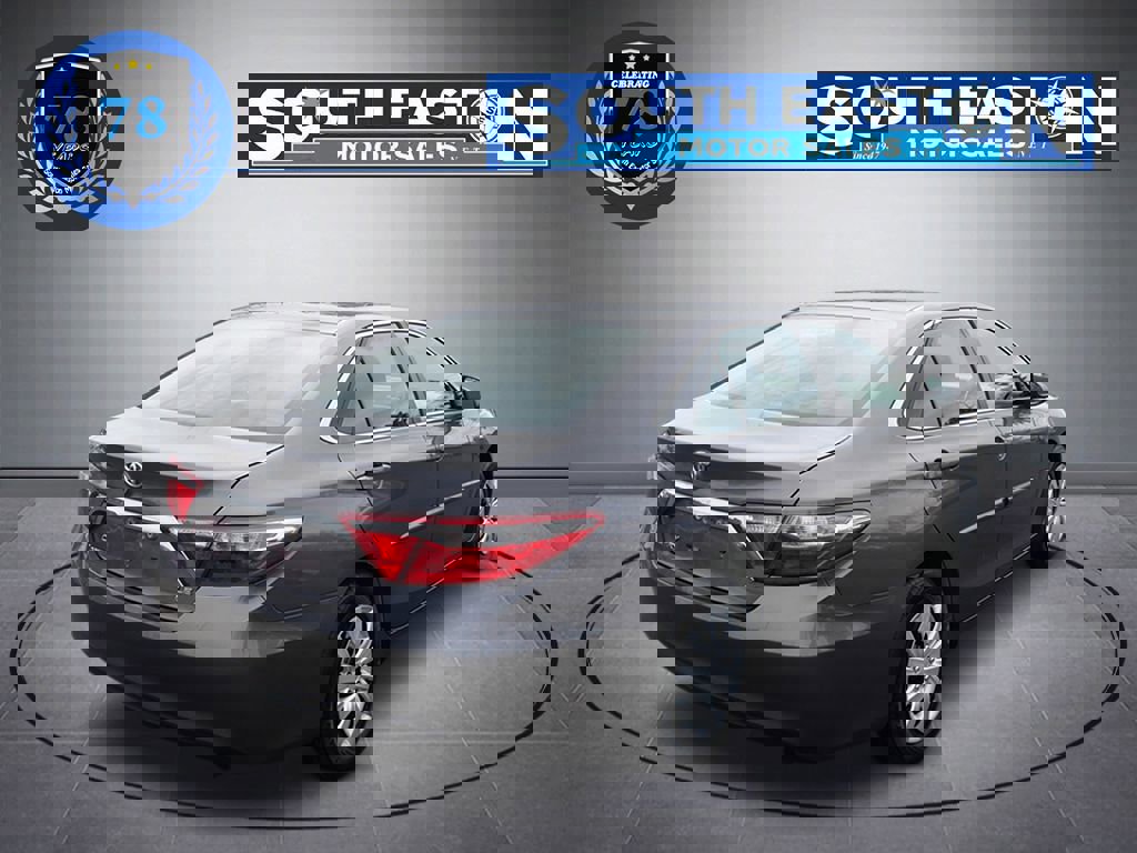 Used 2017 Toyota Camry LE image 6